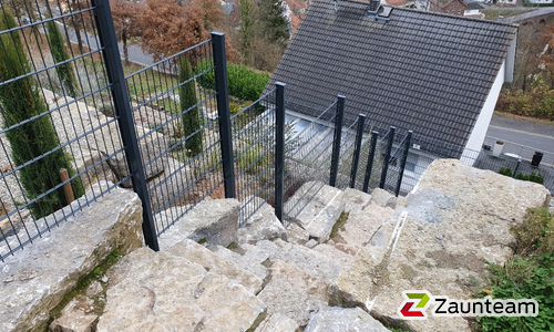 Doppelstabmatten schwer feuerverzinkt und anthrazit beschichtet mit Pfosten 60 x 40 mit Abdeckleisten in Aussparung wurde in Eichenbühl von Zaunteam Westfranken, Eichenbühl im Jahr 2021 erstellt.