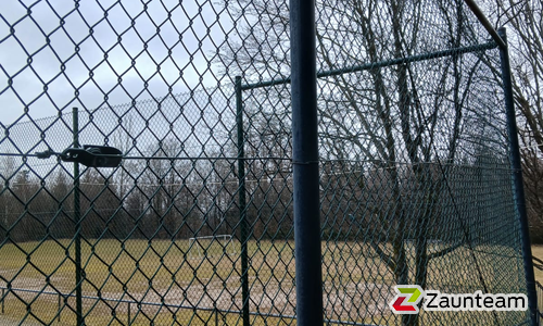 Ballfangzaun Diagonalgeflecht wurde in Baden-Baden von Zaunteam Baden-Baden, Baden-Baden im Jahr 2026 erstellt.