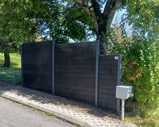  WPC Sichtschutz Discrétion / einbetoniert wurde in Forel (Lavaux) von Swissclôture Léman, Forel (Lavaux) im Jahr 2025 erstellt.