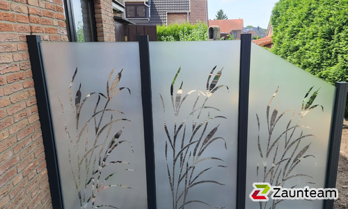 Glas Sichtschutz mit vierkant Aluminium-Nutpfosten einbetoniert wurde in Büppel von Zaunteam Friesische-Wehde, Zetel im Jahr 2021 erstellt.