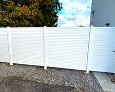 Kunststoff Sichtschutz Newport wurde in Wädenswil von Zaunteam Zürich, Dietikon im Jahr 2024 erstellt.