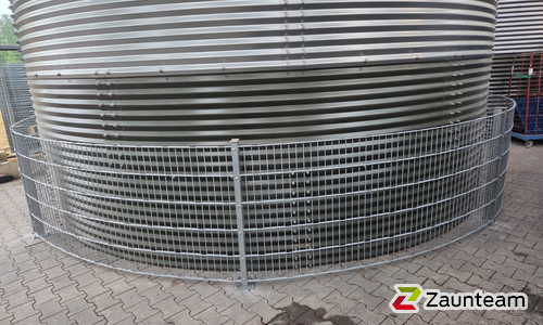 Doppelstabmatten schwer verzinkt mit Pfosten 40x60 verzinkt mit Abdeckleisten mit Fussplatte wurde in Siegen von Zaunteam Südwestfalen, Wiehl im Jahr 2025 erstellt.