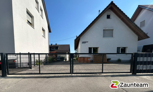 Doppelstabmattentor 2-flüglig wurde in Mittelbiberach von Zaunteam Oberschwaben, Obermarchtal im Jahr 2026 erstellt.
