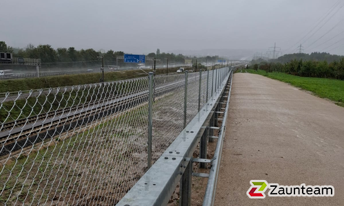 Diagonalgeflecht verzinkt mit Rohrpfosten verzinkt einbetoniert wurde in Dettingen unter Teck  von Zaunteam Fenzhöfe Oberwälden, Oberwälden im Jahr 2025 erstellt.