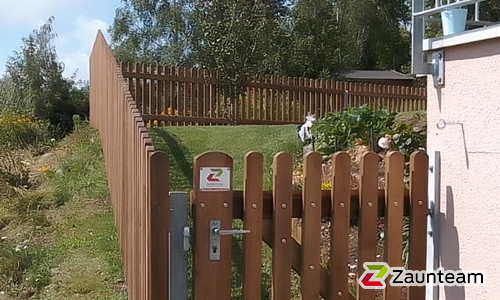 Staketen Holz mit U-Stahl Traverse / T-Stahl Pfosten feuerverzinkt einbetoniert (CH) wurde in Ayent von Zaunteam Wallis, Niedergesteln im Jahr 2024 erstellt.