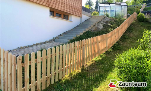 Lärchenzaun oben mit T-Stahlpfosten verzinkt einbetoniert wurde in Oberreute von Zaunteam Allgäu, Bad Hindelang - Unterjoch im Jahr 2022 erstellt.