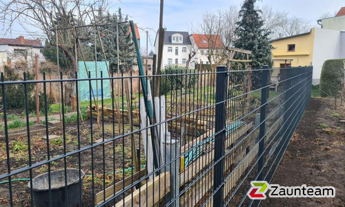Doppelstabmatten leicht vorverzinkt und anthrazit beschichtet mit Pfosten Vario einbetoniert wurde in Halle von Zaunteam Halle, Halle im Jahr 2024 erstellt.