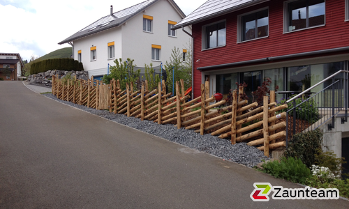 Kastanienzaun wurde in Einsiedeln von Zaunteam Linth GmbH & Zaunteam Toggenburg, Uznach im Jahr 2014 erstellt.