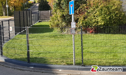 Doppelstabmatten leicht feuerverzinkt und anthrazit beschichtet mit Pfosten 60 x 40 mit Abdeckleisten mit Fussplatte wurde in Gruibingen  von Zaunteam Ulm, Lonsee im Jahr 2025 erstellt.