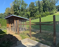 Diagonalgeflecht verzinkt mit Lärchenkantpfosten braun wurde in Wildberg von Zaunteam Zürich Oberland, Gutenswil im Jahr 2025 erstellt.