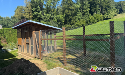 Diagonalgeflecht verzinkt mit Lärchenkantpfosten braun wurde in Wildberg von Zaunteam Zürich Oberland, Gutenswil im Jahr 2025 erstellt.