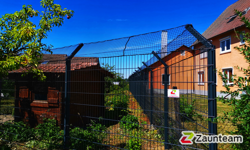 Doppelstabmatten leicht feuerverzinkt und anthrazit beschichtet mit Pfosten 60 x 40 mit Abdeckleisten einbetoniert wurde in Übrigshausen  von Zaunteam Schwäbisch Hall, Schwäbisch Hall im Jahr 2022 erstellt.