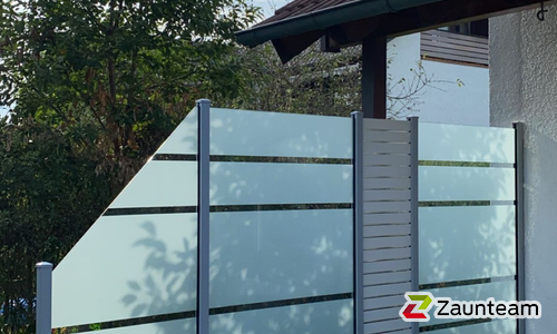 Glas Sichtschutz mit vierkant Aluminium-Nutpfosten mit Fussplatte wurde in Sachenheim von Zaunteam Neckar-Enz, Sachsenheim im Jahr 2024 erstellt.