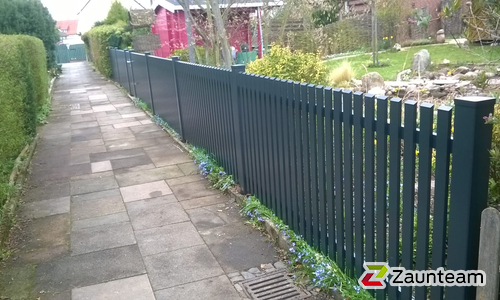 Classic Aluzaun RAL Standardfarbe / Aluminiumpfosten vierkant RAL Standardfarbe einbetoniert wurde in Sarstedt von Zaunteam Weser-Leine, Salzhemmendorf im Jahr 2019 erstellt.