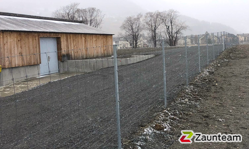 Knotengitter schwer mit Rohrpfosten verzinkt einbetoniert wurde in Celerina von Zaunteam Engadin, Zernez im Jahr 2023 erstellt.