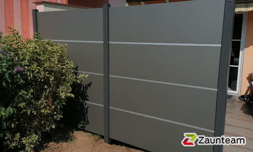 HPL Sichtschutz Typ 1.2 Steingrau und Mint mit Aluminiumpfosten vierkant in Bodenhülse wurde in Bürgstadt von Zaunteam Westfranken, Eichenbühl im Jahr 2020 erstellt.
