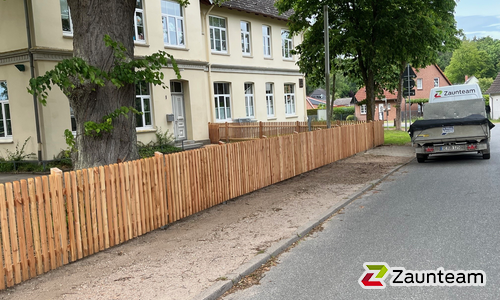 Lärchenzaun gerade mit Lärchenvierkantpfosten 90x90 wurde in Pansdorf von Zaunteam Südostholstein, Högersdorf im Jahr 2025 erstellt.