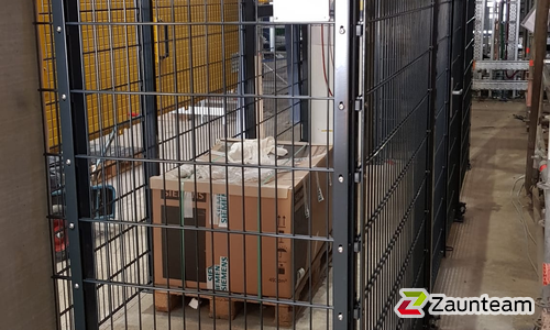 Doppelstabmatten schwer vorverzinkt und anthrazit beschichtet mit Pfosten 40x60 mit Abdeckleistenmit Fussplatte wurde in Leipzig von Zaunteam Leipzig, Leipzig im Jahr 2022 erstellt.