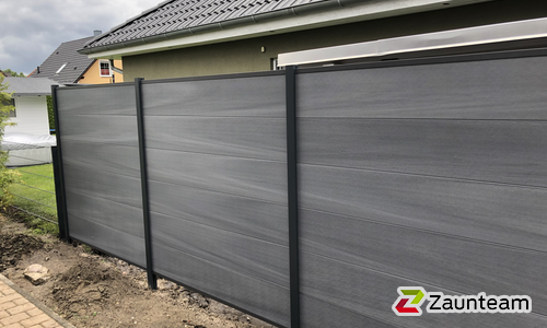 System WPC Sichtschutz, Platinum XL mit Alupfosten einbetoniert wurde in Bernau bei Berlin von Zaunteam Pasewalk, Pasewalk im Jahr 2025 erstellt.