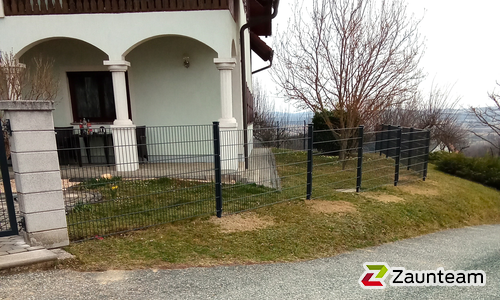 Doppelstabmatten leicht vorverzinkt und anthrazit beschichtet mit Pfosten 60 x 40 mit Abdeckleisten einbetoniert wurde in Mogersdorf von Zaunteam Oststeiermark, Grafendorf bei Hartberg im Jahr 2025 erstellt.