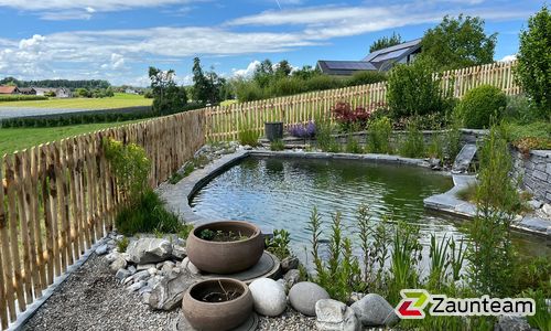 Natur-Staketenzaun aus Kastanie wurde in St. Gallen von Zaunteam Appenzellerland, Wasserauen im Jahr 2024 erstellt.