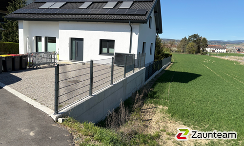 Doppelstabmatten schwer vorverzinkt und anthrazit beschichtet mit Pfosten 40x60 mit Abdeckleisten mit Fussplatte wurde in Ornding  von Zaunteam Haunschmid, Ardagger im Jahr 2026 erstellt.