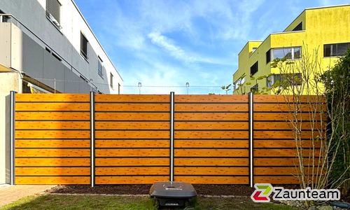 Alu Varioprofil glatt mit Zwischenfüllung schmal mit Aluminiumpfosten vierkant 85 x 85 mm einbetoniert wurde in Schlieren von Zaunteam Zürich, Dietikon im Jahr 2024 erstellt.