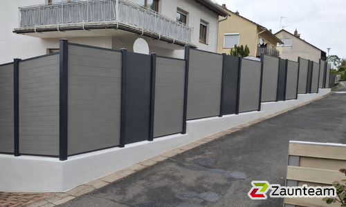 System WPC Sichtschutz, Classic mit Alupfosten mit Fussplatte wurde in Kreuzwertheim von Zaunteam Westfranken, Eichenbühl im Jahr 2026 erstellt.