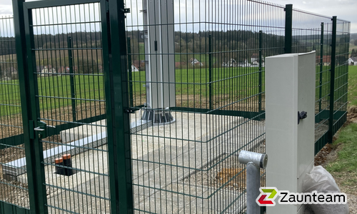 Doppelstabmatten schwer feuerverzinkt und grün beschichtet mit Pfosten 60 x 40 mit Abdeckleisten einbetoniert wurde in Biberbach von Zaunteam Schwaben-Nord, Todtenweis im Jahr 2024 erstellt.