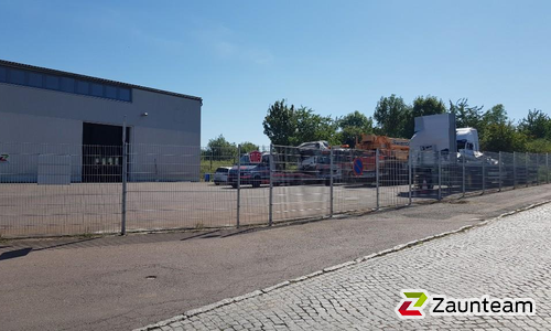 Doppelstabmatte schwer verzinkt mit Pfosten Vario verzinkt einbetoniert wurde in Leipzig von Zaunteam Leipzig, Leipzig im Jahr 2023 erstellt.