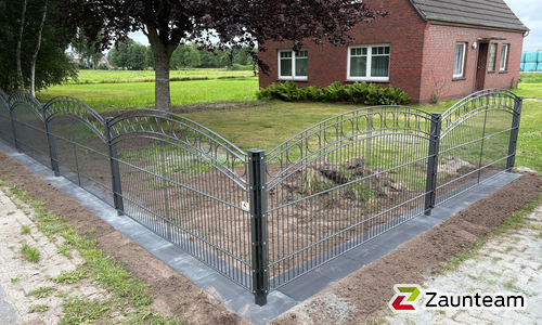 Decorzaun Torino mit Decorzaun Pfosten einbetoniert wurde in Osteel von Zaunteam Ostfriesland, Südbrookmerland im Jahr 2025 erstellt.