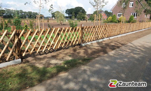 Kreuzzaun mit Lärchenkantpfosten braun wurde in Hamminkeln von Zaunteam Hohe Mark, Hamminkeln im Jahr 2020 erstellt.