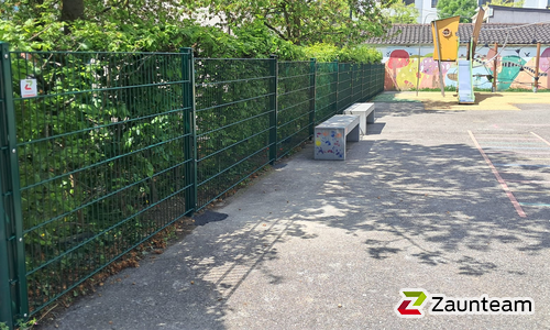 Doppelstabmatten schwer feuerverzinkt und grün beschichtet mit Pfosten 60 x 40 mit Abdeckleisten einbetoniert wurde in Châtelaine von Swissclôture Genève, Bellevue im Jahr 2025 erstellt.