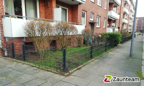 Doppelstabmatten leicht verzinkt mit Pfosten 40x60 verzinkt mit Abdeckleisten einbetoniert wurde in Hamburg von Zaunteam Elbe-Pinnau, Hamburg-Rissen im Jahr 2024 erstellt.