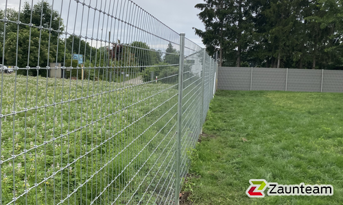 Knotengitter Torus, engmaschig mit Rohrpfosten verzinkt einbetoniert wurde in Mühlhausen von Zaunteam Schwaben-Nord, Todtenweis im Jahr 2024 erstellt.
