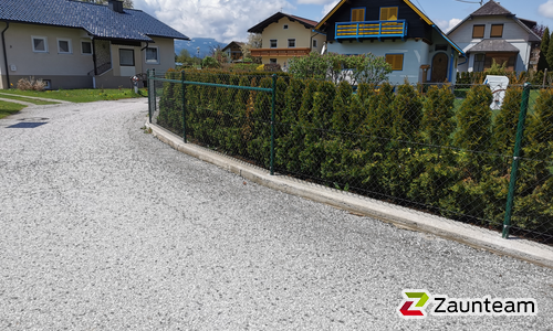 Diagonalgeflecht grün mit Rohrpfosten grün in Aussparung wurde in Villach von Zaunteam Kärnten-Mitte, Arnoldstein im Jahr 2022 erstellt.
