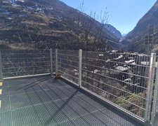 Doppelstabmatten schwer verzinkt mit Pfosten 40x60 verzinkt mit Abdeckleisten mit Fussplatte wurde in Stalden von Zaunteam Wallis, Niedergesteln im Jahr 2026 erstellt.