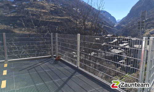 Doppelstabmatten schwer verzinkt mit Pfosten 40x60 verzinkt mit Abdeckleisten mit Fussplatte wurde in Stalden von Zaunteam Wallis, Niedergesteln im Jahr 2026 erstellt.