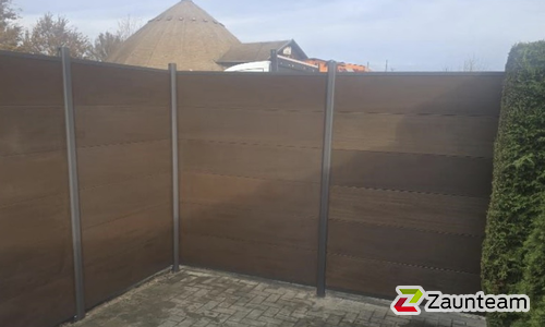 System WPC Sichtschutz, Platinum XL mit Alupfosten einbetoniert wurde in Halle von Zaunteam Halle, Halle im Jahr 2025 erstellt.