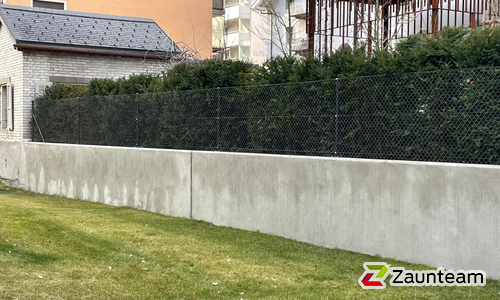 Diagonalgeflecht anthrazit mit Rohrpfosten anthrazit mit Fussplatte wurde in Visp von Zaunteam Wallis, Niedergesteln im Jahr 2026 erstellt.