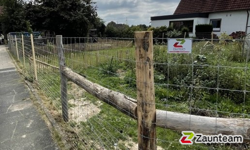 Knotengitter Tornado mit Robinienpfosten rund wurde in Stift Quernheim von Zaunteam Kischkel, Lübbecke im Jahr 2021 erstellt.