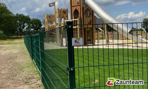 Doppelstabmatten leicht vorverzinkt und grün beschichtet mit Pfosten Vario einbetoniert wurde in Wesendorf von Zaunteam Südheide-Altmark, Hankensbüttel im Jahr 2023 erstellt.