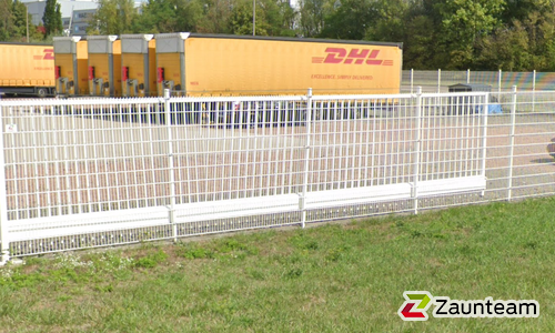 Doppelstabmatten schwer weiss mit Pfosten 40x60 weiss mit Abdeckleisten wurde in Leipzig von Zaunteam Leipzig, Leipzig im Jahr 2017 erstellt.
