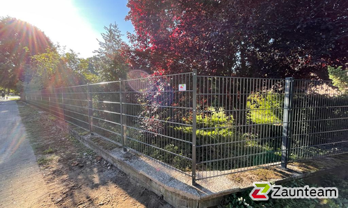 Doppelstabmatten leicht feuerverzinkt und anthrazit beschichtet mit Pfosten 60 x 40 mit Abdeckleisten in Aussparung wurde in Dedelstorf von Zaunteam Südheide-Altmark, Hankensbüttel im Jahr 2023 erstellt.