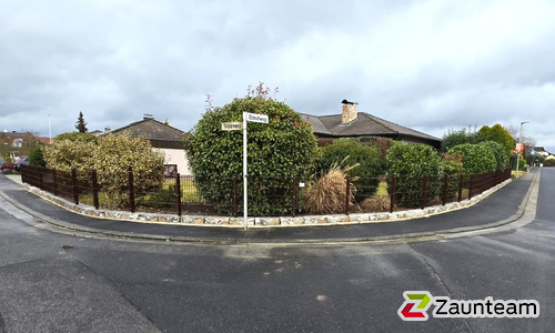 Doppelstabmatten schwer vorverzinkt und anthrazit beschichtet mit Pfosten 40x60 mit Abdeckleisten in Aussparung wurde in Röthlein von Zaunteam Main-Rhön, Euerdorf im Jahr 2026 erstellt.