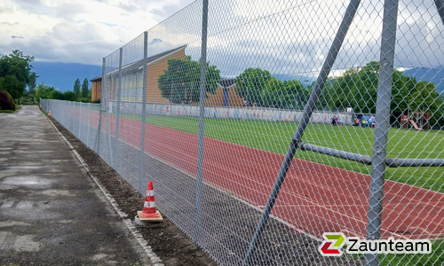 Ballfangzaun Diagonalgeflecht wurde in Salez von Zaunteam Werdenberg, Werdenberg im Jahr 2026 erstellt.