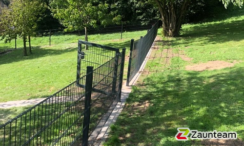 Doppelstabmatten leicht vorverzinkt und anthrazit beschichtet mit Pfosten 60 x 40 mit Abdeckleisten einbetoniert wurde in Bad Oeynhausen von Zaunteam Kischkel, Lübbecke im Jahr 2023 erstellt.