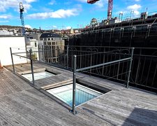 Drahtzaun verzinkt mit Rohrpfosten verzinkt CH mit Fussplatte wurde in Zürich von Zaunteam Zürich, Dietikon im Jahr 2026 erstellt.