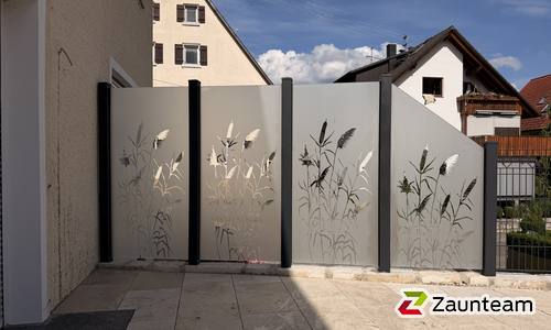 Glas Sichtschutz mit vierkant Aluminium-Nutpfosten mit Fussplatte wurde in Zwiefalten von Zaunteam Oberschwaben, Obermarchtal im Jahr 2026 erstellt.