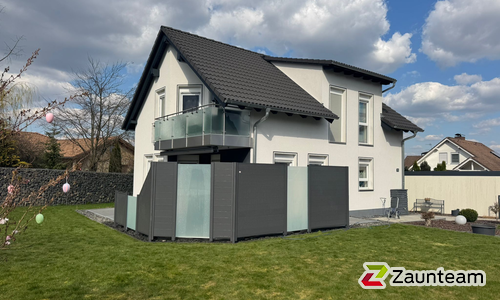 System Alu Sichtschutz, light mit Alupfosten einbetoniert wurde in Weitramsdorf von Zaunteam Coburg, Coburg-Scheuerfeld im Jahr 2026 erstellt.